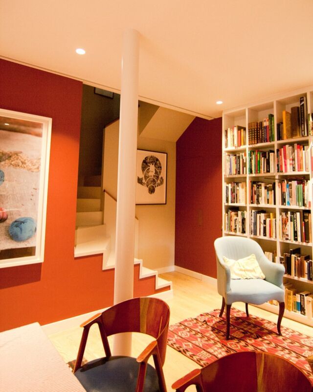 Librería lacada, forro pared con puerta escondida, parquet de roble y escaleras!!! #sostenible_sl #libreria #librería #mueblelacado #puertaescondida #shelvesdesign #oakfloor #oakflooring #stairs #stairsdesign #escaleras #escalerasdediseño #escalerasdemadera #reformas #reformasintegrales #reformasbarcelona #barcelona #pedralbes